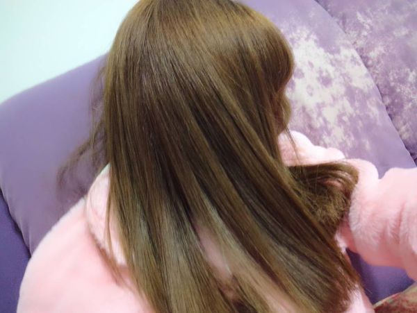 头发洗色完染的7度的亚麻棕色,理发师还给我加了点青色,但是颜色太亮