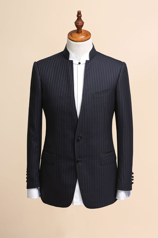 今年最最流行的是立领西服比较显精神,即有西方裁剪,又有中式服饰元素