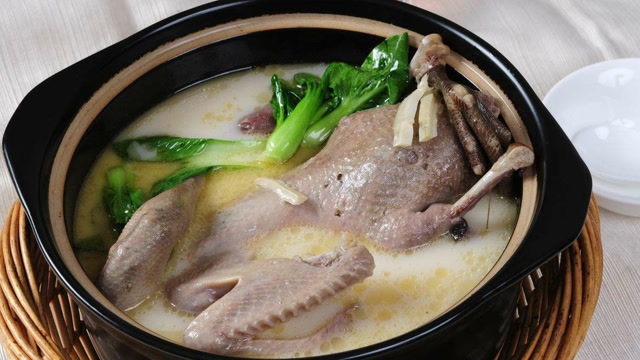 美食视频:南京地道老鸭汤,选用春天老鸭,文火慢煲,肥而不腻!