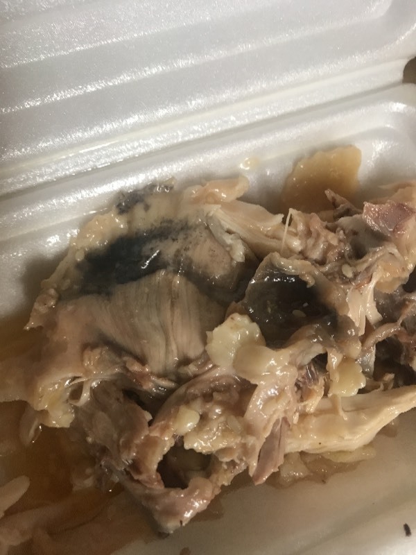 不是发霉而是肉里黑色的不敢吃太恶心了没见过这样的鸡肉不是血块而是