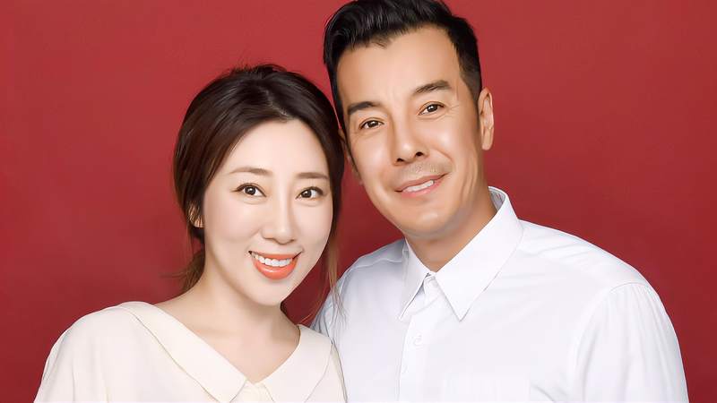 "许大茂" b>海一天 /b>晒娇妻美照庆祝结婚4周年 双方相差12岁恩爱