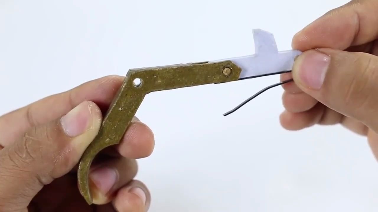 【国外大佬】用瓦楞 纸制作可弹出弹壳玩具枪【纸板 制作人畜无害】