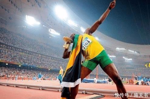 在运动场上的他