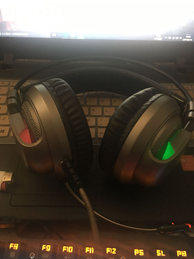 西伯利亚v10游戏耳麦我的是联想80ud笔记本电脑插上耳麦不能用耳麦