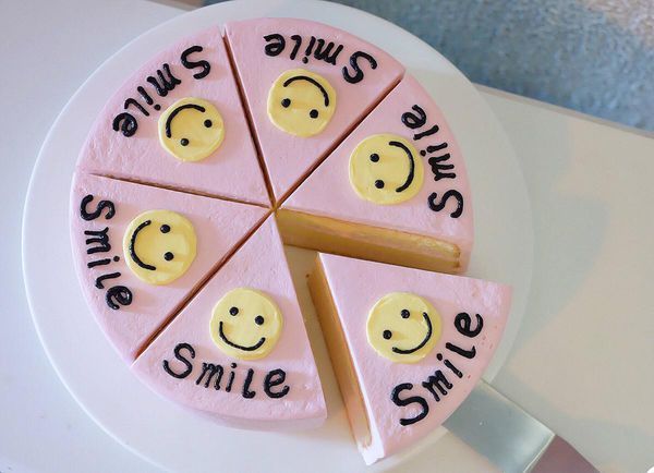 (使)结块;(使)胶;涂厚厚的一层 例句: 1,were going to cut the cake