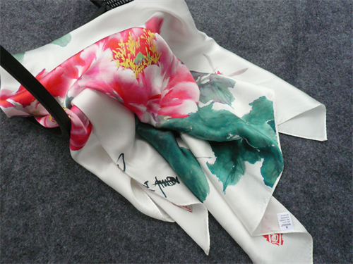 猫咪得了猫藓。喷了伴肤爽,请问得一直戴着伊