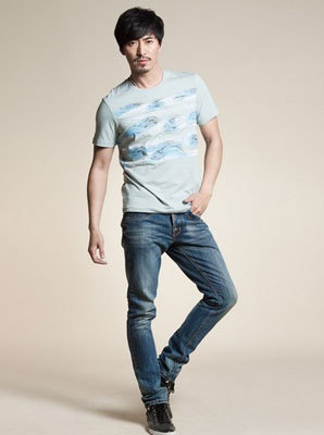 男士灰色t恤搭配什么裤子适合?t恤+牛仔裤