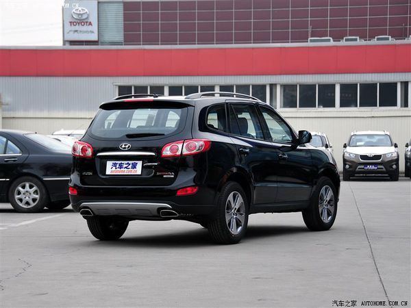 大排量现代suv后灯是双圆的是什么车