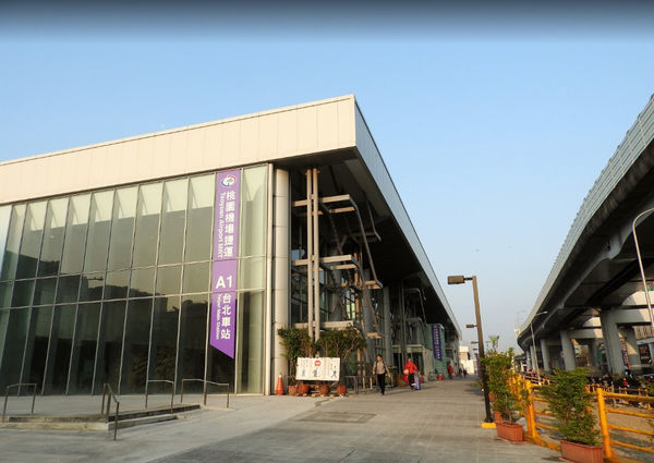 从台北西门町,要去桃园机场搭乘捷运路线。谢