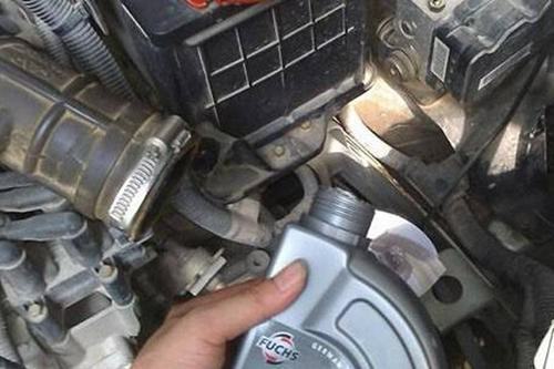 奥迪a6变速箱油怎么加