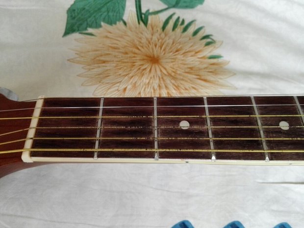 我这吉他弦是生锈了还是掉色了。有必要换吗?