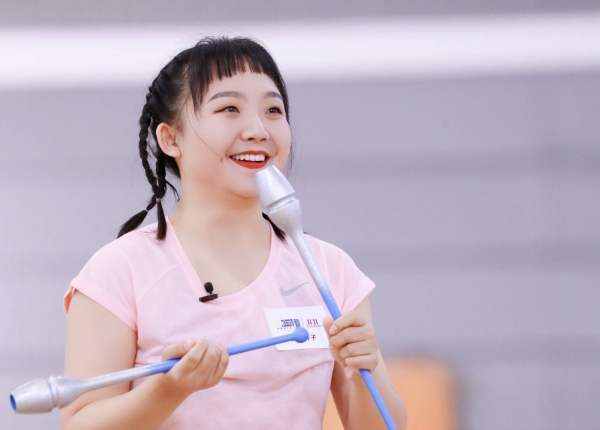 mini版辣目洋子跳国标,她与辣目洋子有何相似之处?