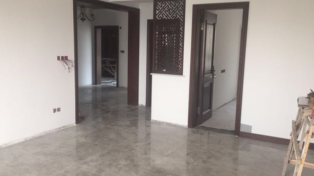 装修问题,现在门是深色,地板灰色,现墙面白色,想