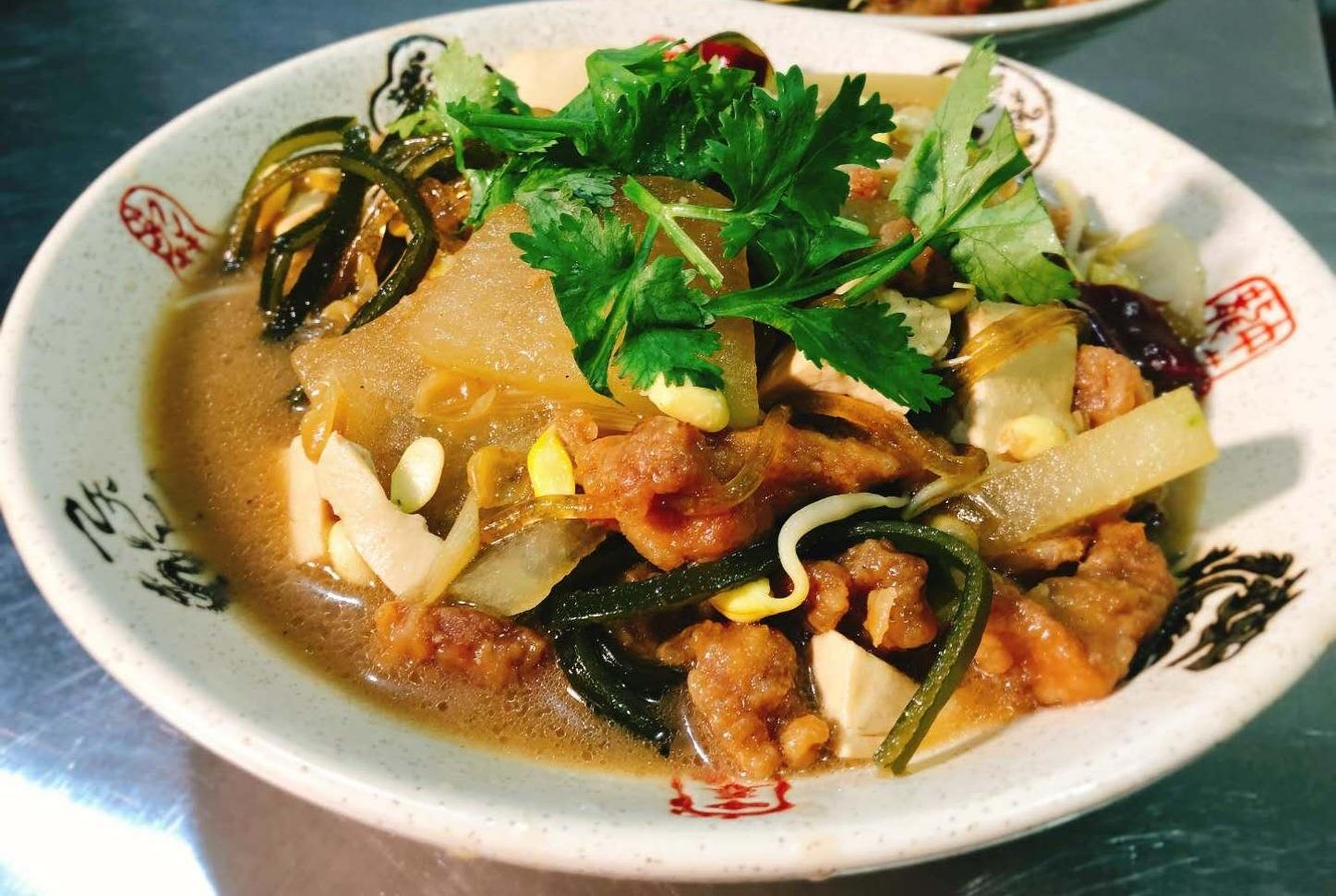 舌尖上的美食:河南 熬菜的做法,农村红白喜事都会 吃的大锅菜