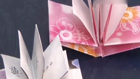 如何用一张纸折一本书
