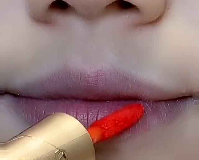 慢动作教你这样涂口红,不沾杯不掉色,学会接吻再也不尴尬!