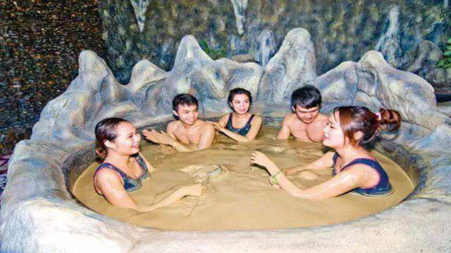 越南特色泥浆浴,男女一同沐浴,在泥浆里"打闹"甚是开心