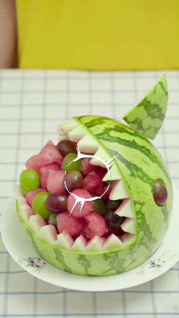 西瓜鲨鱼教你们用西瓜做个鲨鱼果盘这样的水果吃起来更甜!