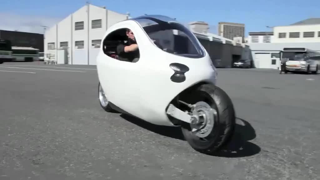 世界上第一辆采用陀螺仪稳定器技术的电动车c-1,怎么撞也撞不翻,开.