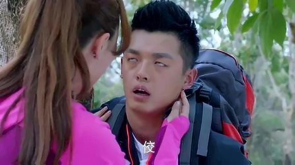 视频- 神犬小七:戴维想逞英雄,结果三两下,居然被肌肉男打趴!