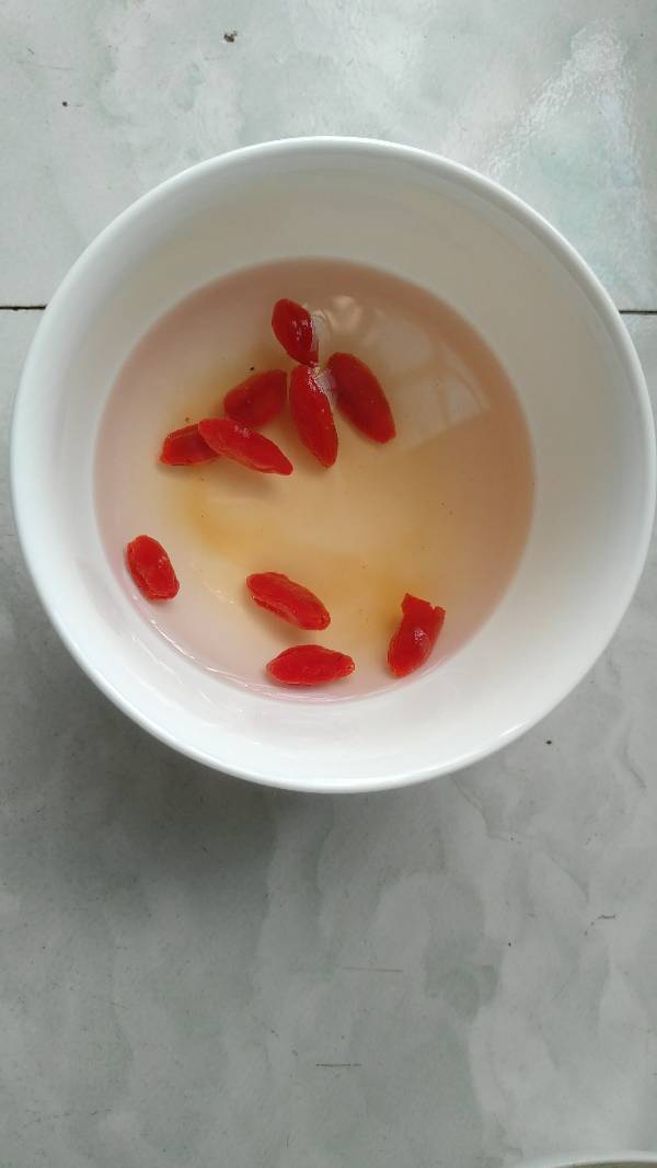 用开水泡的枸杞水,这枸杞正常吗?枸杞用多少度的水泡比较合适?