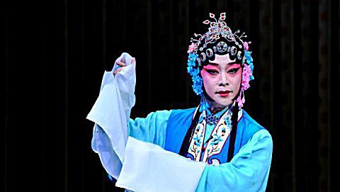 受逼迫去捡柴泪如雨下  b>京剧春秋配 /b>