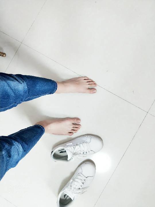 明明穿了袜子非要表现给别人自己没穿,难道就不能光脚丫穿鞋吗