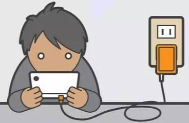 手游玩家要么换个砖头型安卓手机游戏定位型号,要么插着充电器或带个