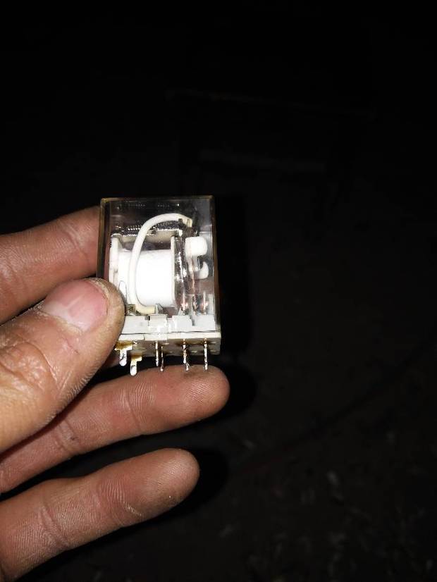 请问这个功放机继电器不吸合把搭片这里用电线短接之后音响就会响了