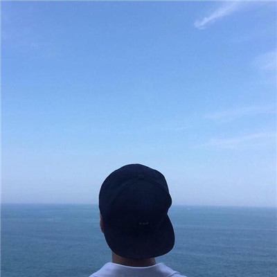 背景为大海的男女情头 只露头的 急求 谢谢 真的