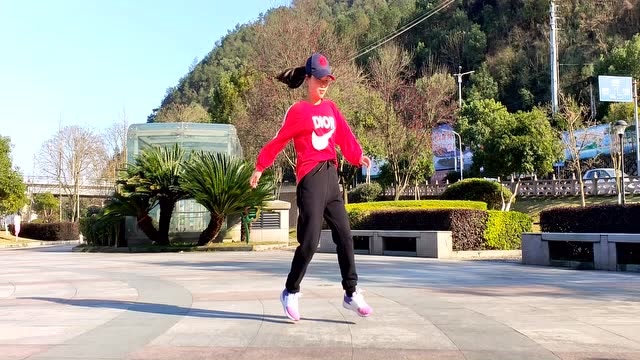 抖音,火山热门鬼步舞《飞鱼九式》秀秀现学现卖太逗了,你给几分