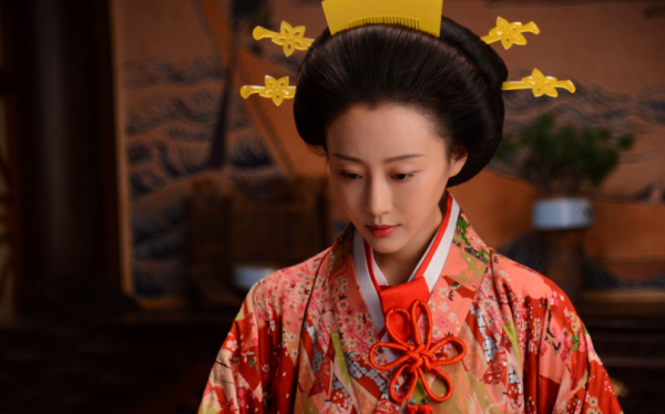 网络电影《再见美人鱼》,饰演嘉妮;同年,主演电影《猛虎嗅蔷薇》