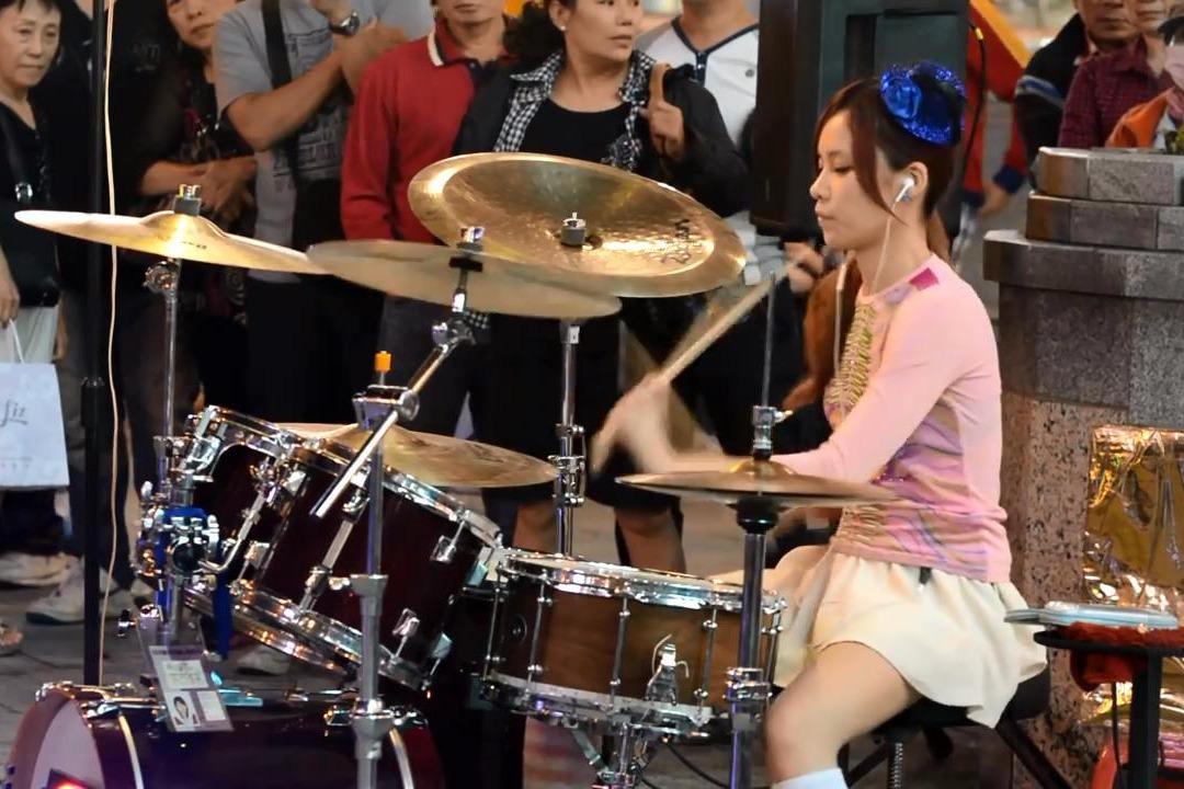 视频:架子鼓表演,台湾省著名街头艺人《小苹果》陈曼青