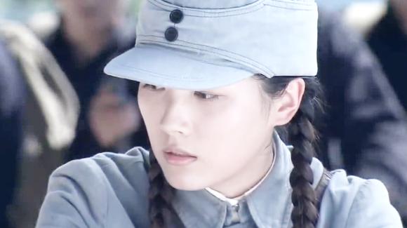 视频:《苍狼》青青河边洗衣服 几个特务偷袭