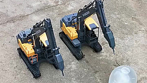 工程车挖掘机表演视频,两辆破碎锤挖掘机联合破水球