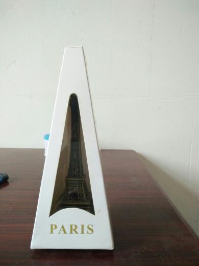 昨天生日,一女孩送我了一个巴黎铁塔请问是什