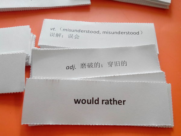 我每天7点起床读英单词空闲的时间制作英语卡