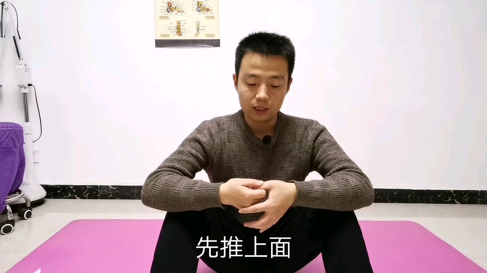 [图]颈椎不好的人，按压手上痛点，同时转头七次，颈椎健康又轻松