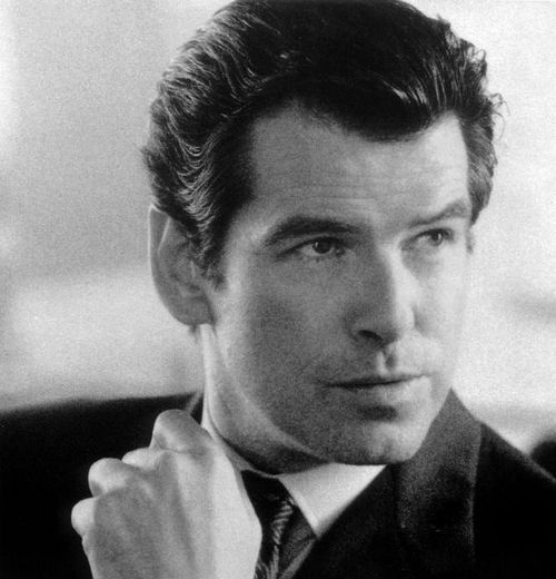 欧米伽下巴又被称作"美人沟","苹果下巴",英文一般叫做"cleft chin".