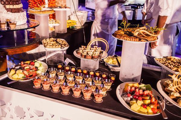 自助餐餐厅为什么把水果,甜点,蛋糕和饮料摆在一看就能看到的地方?