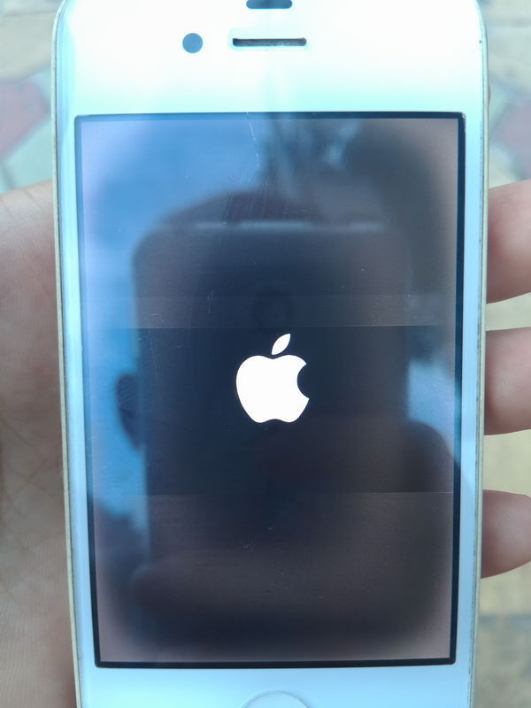 苹果4手机充电后就这样了,现在开机后屏幕拼命