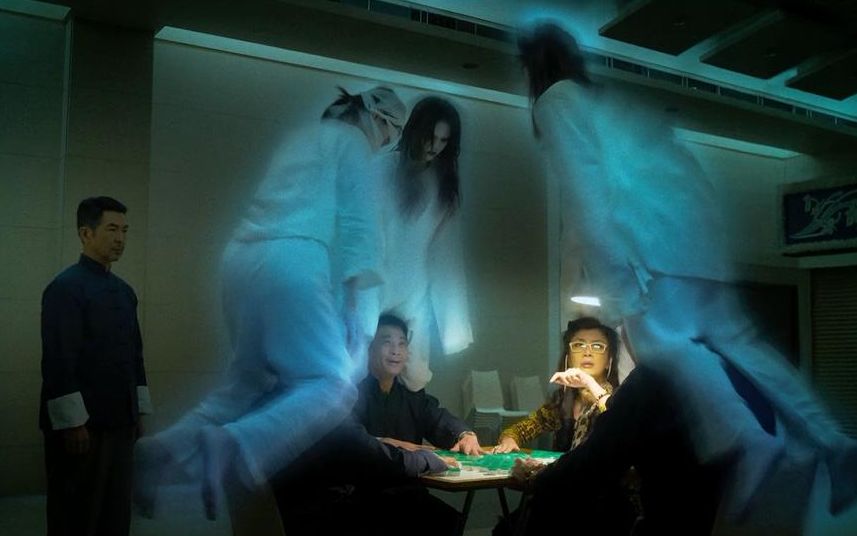 四个牌友在 殡仪馆打麻将,只觉得肩膀越来越重,一抬头崩溃了!