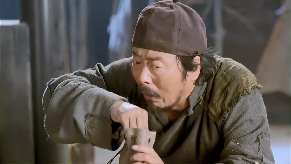 大刀记: 王老头一个人喝着闷酒,突然看见了告示,想起了什么