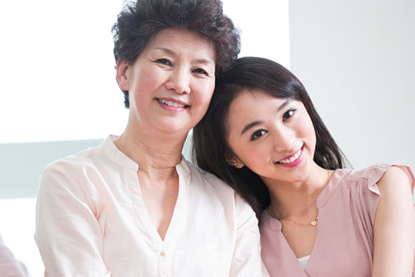 女孩子的妈妈死了 我该怎么安慰她