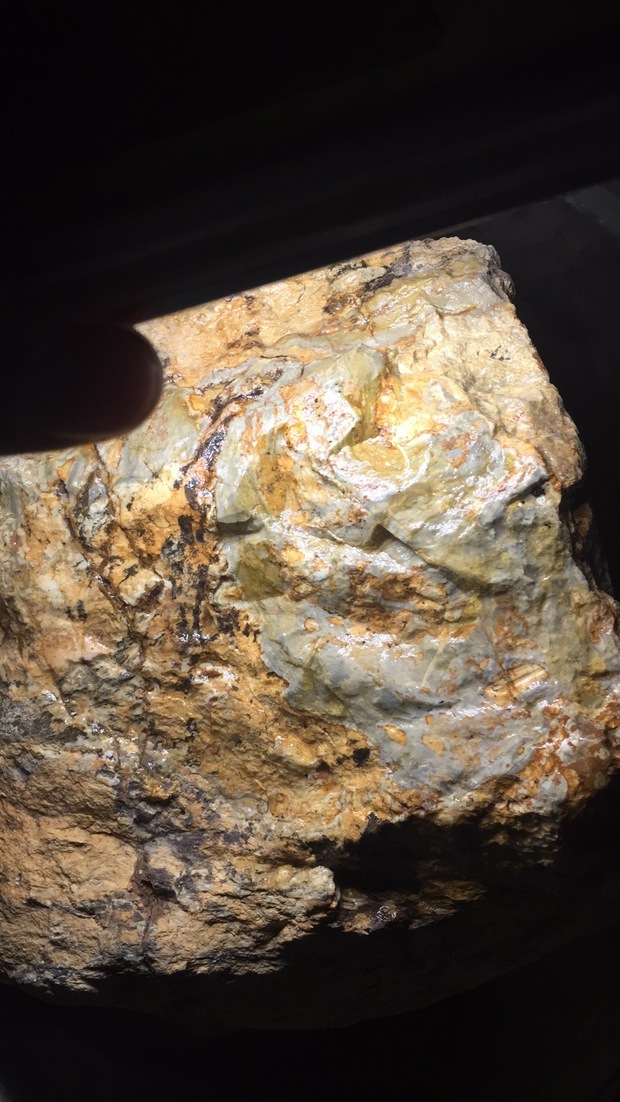 这块石头除去表面的黄色皮 里面太硬了 这是什