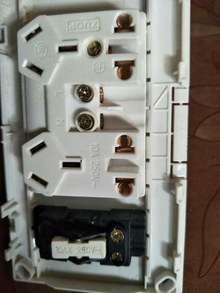 一开十孔带开关控制插座接线怎么接