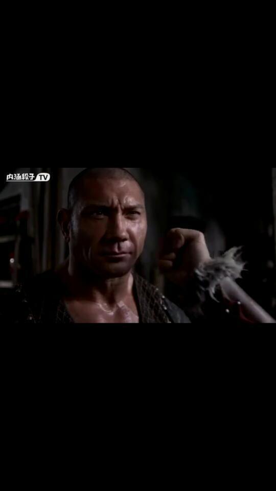 中国电影里面有个外国男的是金刚之身,一打他