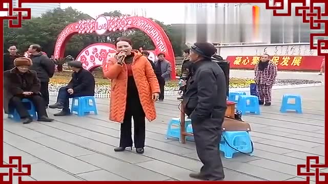 贵州贵阳广场山歌对唱:啄嘴嘴搞笑山歌大家唱,真是有意思!