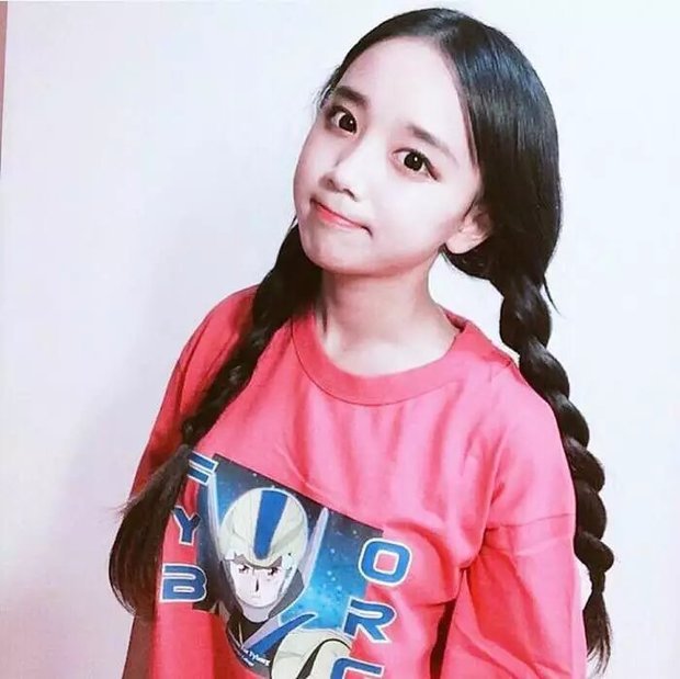 求这个女生的名字,像是韩国人,求名字