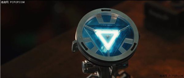 钢铁侠胸口能量堆的图案第一代第二代各是怎样的,求图求图。